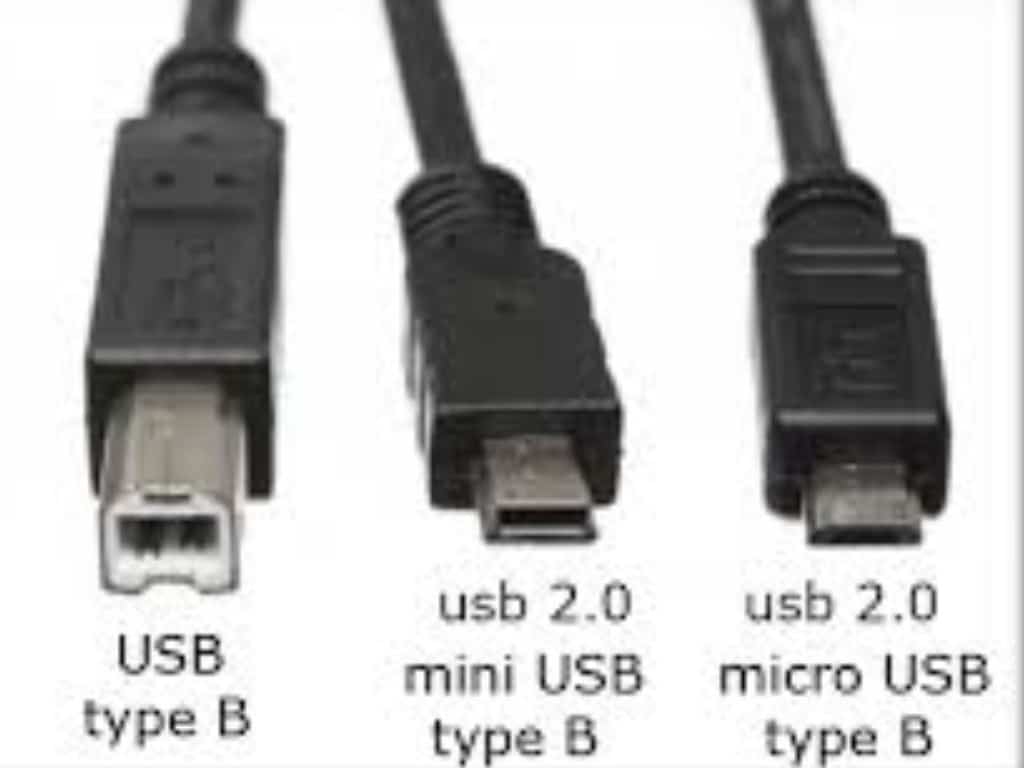 un gros plan de plusieurs câbles USB