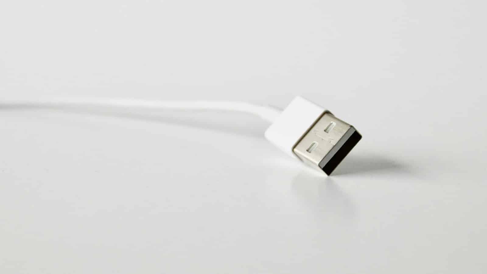 un câble USB blanc sur une surface blanche